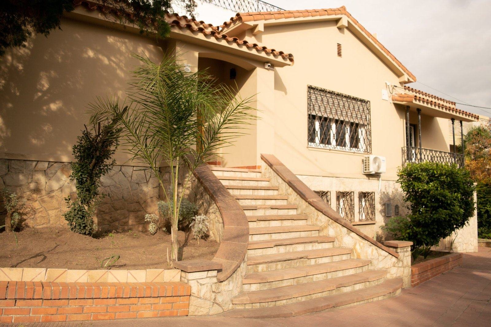 Jardín y entrada